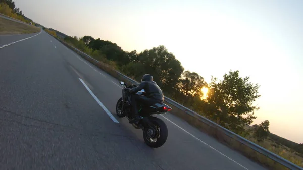 Siga Ciclista Montar Moto Deportiva Moderna Carretera Del Campo Atardecer —  Fotos de Stock