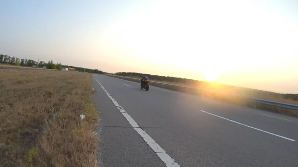 Ikuti Pengendara Sepeda Motor Modern Jalan Pedesaan Saat Matahari Terbenam — Stok Foto