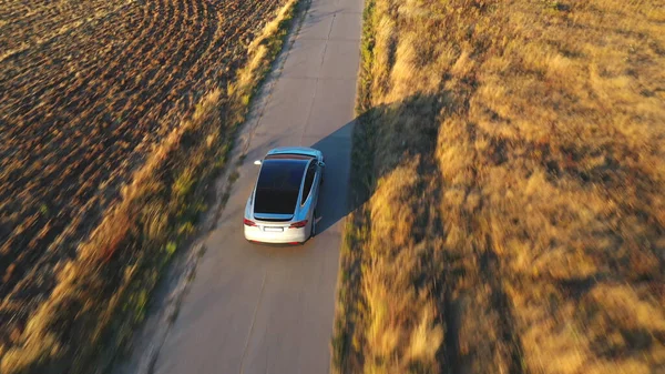 Luftaufnahme Eines Elektroautos Das Einem Sonnigen Tag Auf Einer Landstraße — Stockfoto