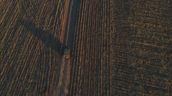 Luftaufnahme Eines Bauerngeländewagens Der Auf Einer Leeren Landstraße Zwischen Feldern — Stockfoto