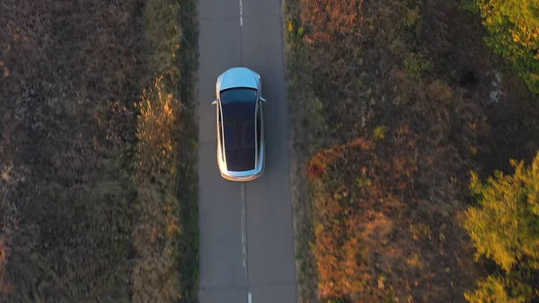 Luftaufnahme Eines Elektroautos Das Sommerabend Durch Eine Landstraße Fährt Modernes — Stockfoto