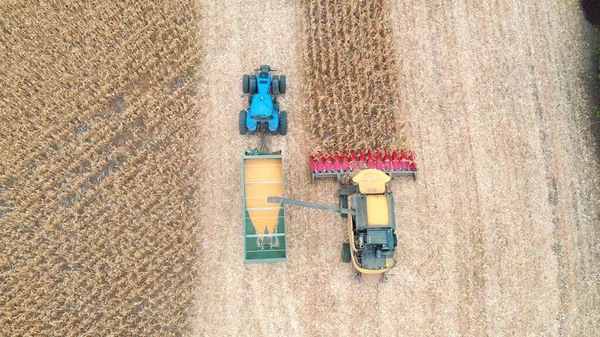 Vue Aérienne Combiner Chargement Des Grains Maïs Dans Remorque Tracteur — Photo