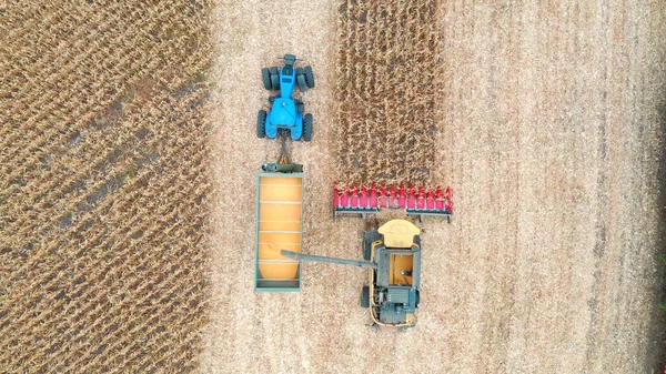 Luchtfoto Van Het Combineren Van Het Laden Van Maïskorrels Trekker — Stockfoto