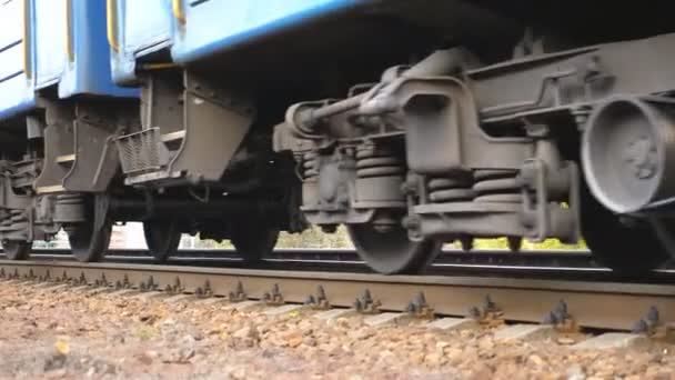 Zavřít točící se ocelová kola vlaku pohybující se podél kolejnice. Osobní železniční doprava projíždějící kolem kamery. Koncept dopravy a cestování. Nízký úhel pohledu Zpomalený pohyb — Stock video