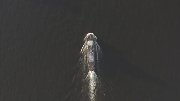 Prise de vue aérienne du cargo flottant sur la rivière ou la mer. Transport de marchandises par bateau. Un drone survole un vaisseau nautique. Navire porte-conteneurs ou chaland naviguant. Transport maritime. Vue du dessus — Video