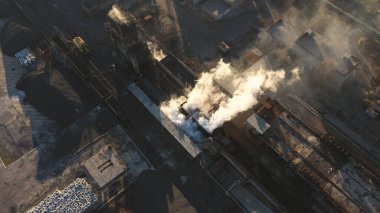 Kimya fabrikasından atmosfere yayılan ağır dumanlı hava görüntüleri. Endüstriyel fabrikanın üzerinde uçan İHA doğaya zehirli buhar yayıyor. Ekoloji ve çevre kirliliği sorunu. Üst görünüm.