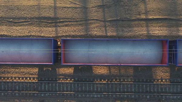 Luftaufnahme Von Eisenbahnwaggons Mit Industriegütern Drohne Fliegt Über Lange Lokomotiven — Stockfoto