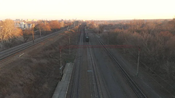 Plano Aéreo Del Tren Que Mueve Largo Del Ferrocarril Transporte — Foto de Stock