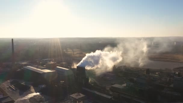 Flygfoto av rök som flödar från en kemisk fabrik ut i atmosfären. Flygning ovanför industrianläggning som avger giftig ånga till naturen. Problem med luftföroreningar och global uppvärmning. Ovanifrån — Stockvideo