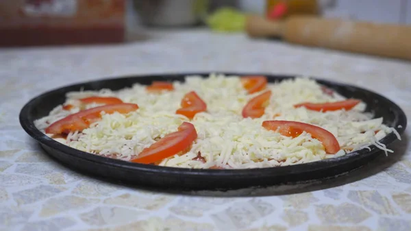 美味的生面团比萨 金属形式 配以意大利腊肠 西红柿和奶酪 在厨房餐厅的木制表面 味道鲜美的菜肴准备在烤箱里烘烤 准备食物的概念 Dolly Shot — 图库照片