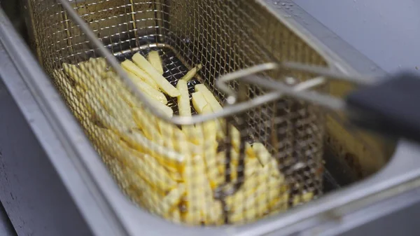 Mano Masculina Cocinar Agitando Una Rejilla Con Papas Fritas Que — Foto de Stock
