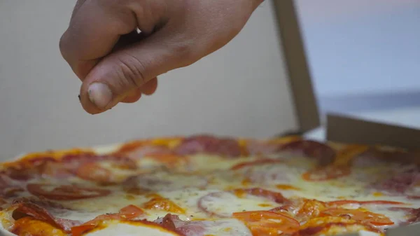 약초를 뿌리는 주방장은 주방의 상자에 맛있게 요리를 곁들인다 손으로 맛있는 — 스톡 사진