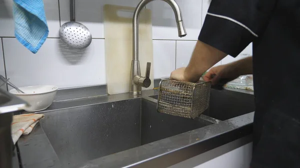 Brazo Masculino Cocinero Limpiando Una Rejilla Con Cepillo Metal Gran — Foto de Stock