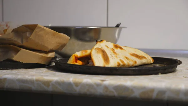 Mannelijke Handen Van Chef Kok Handschoenen Zetten Lekker Pitabrood Met — Stockfoto