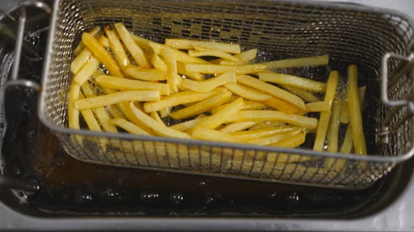 Vista Dall Alto Cuoco Maschio Scuotendo Reticolo Con Patatine Fritte — Foto Stock