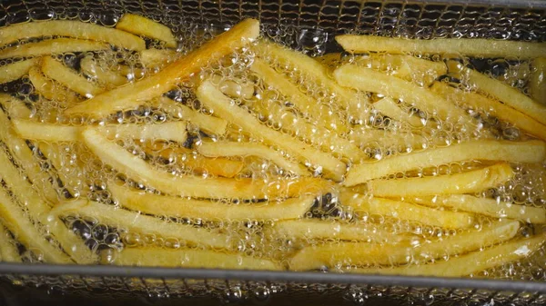 Close Van Knapperige Aardappelen Bakken Hete Kokende Olie Frietjes Koken — Stockfoto