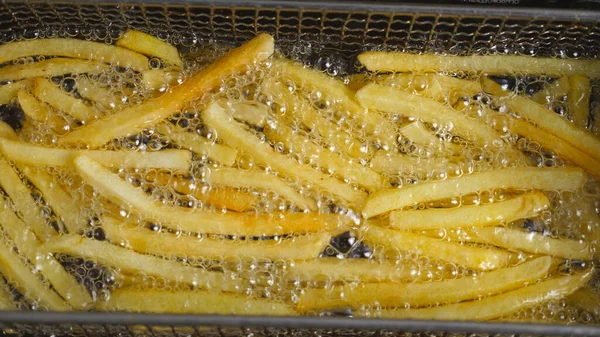 Close Van Knapperige Aardappelen Bakken Hete Kokende Olie Frietjes Koken — Stockfoto