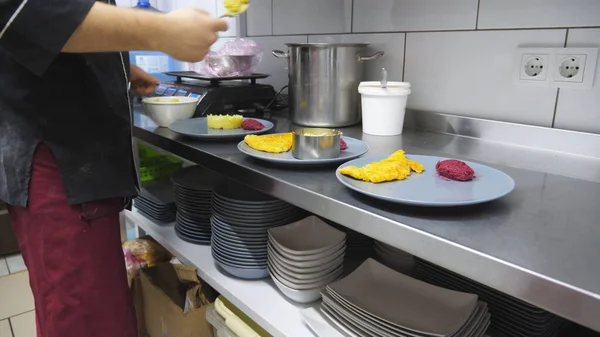 Mano Masculina Cocinar Poniendo Puré Con Cuchara Molde Hierro Cocina —  Fotos de Stock