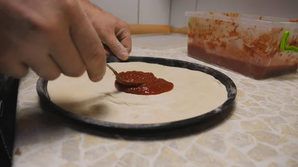 Mannelijke Arm Van Kok Verspreiden Tomatensaus Pizza Deeg Met Behulp — Stockfoto
