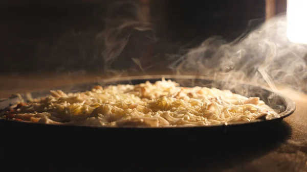 Lekkere Vier Kaas Pizza Bakken Elektrische Oven Keuken Restaurant Mozzarella — Stockfoto