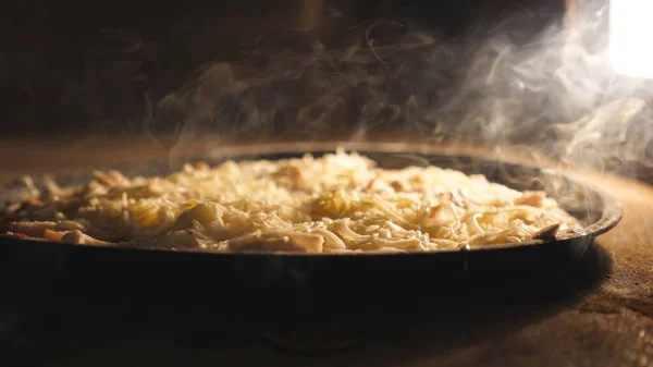 Heerlijke Vier Kaas Pizza Bakken Elektrische Oven Keuken Restaurant Mozzarella — Stockfoto