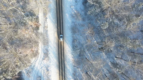 Аэросъемка Белой Машины Едущей Заснеженной Ледяной Дороге Внедорожник Ехал Пустой — стоковое фото