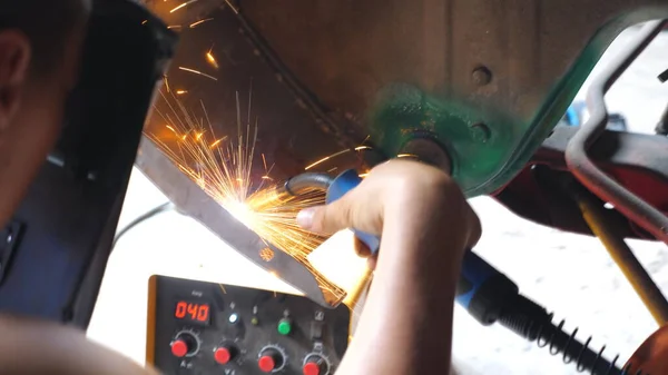 Close Mão Instrumento Retenção Reparo Profissional Soldagem Auto Detalhe Carro — Fotografia de Stock