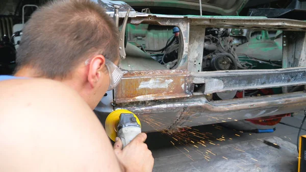 Auto Polimento Mecânico Com Ferramenta Elétrica Oficina Mecânico Hábil Restaurando — Fotografia de Stock