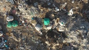 Çöpe atılan çöplerin hava görüntüleri kırsal kesimlerin arasında duruyor. Plastik ve diğer endüstriyel atıklarla çöplerin üzerinde uçmak. Küresel çevre kirliliği sorunu. Ekolojik felaket. Üst Görünüm Kapat