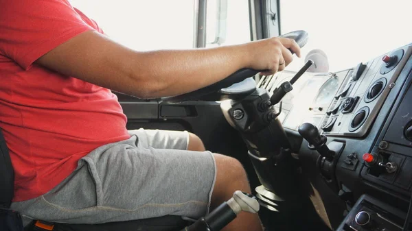 Männliche Arm Schaltet Gänge Schaltgetriebe Während Der Fahrt Ein Auto Stockbild