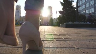 Genç bir kadın sabah şehir caddesinde yürüyor. Tanımlanamayan bir iş kadını işe gidip geliyor. Kız işe gitmek üzereydi. Bayan dışarı çıkıyor. Arka plan Görünümü Yavaş çekim Kapat