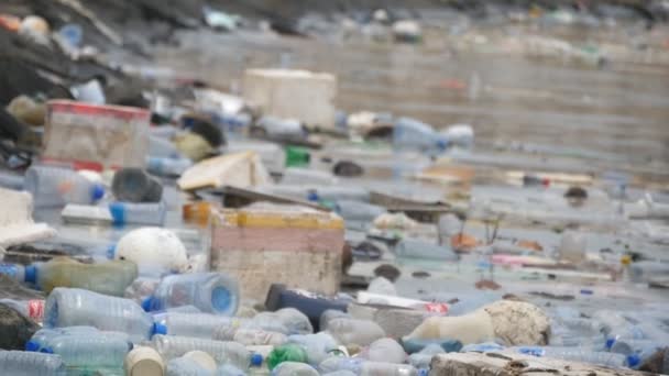 Poluição ambiental. Garrafas de plástico, sacos, lixo no rio, lago. Lixo e poluição flutuando na água. Movimento lento — Vídeo de Stock