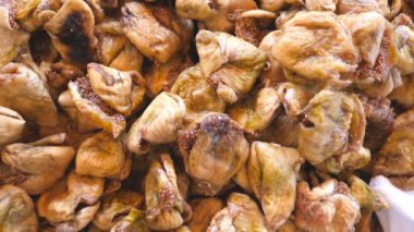 Kurumuş incir yığınının detaylı görüntüsü. Tatlı ve lezzetli böğürtlenlere yakın durun. Sağlıklı gıda konsepti. Yavaş çekim Üst Görünüm