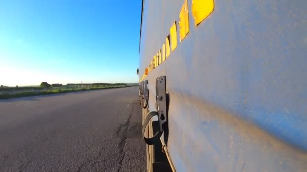 Ciężarówka jadąca autostradą. Ciężarówka przejeżdża przez wieś. Punkt widzenia na ruch samochodowy z przyczepy ciągnika jadącego na drodze asfaltowej. Koncepcja pojazdu ciężarowego i użytkowego. Czas ucieka. — Wideo stockowe