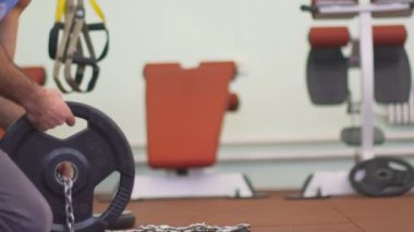 Genç sporcunun elleri çelik zinciri ağırlıklandırılmış plakadan çıkarıp evin içine atıyor. Güçlü sporcu beden eğitimini yoğun bir şekilde tamamladı. Sağlıklı ve aktif yaşam tarzı kavramı