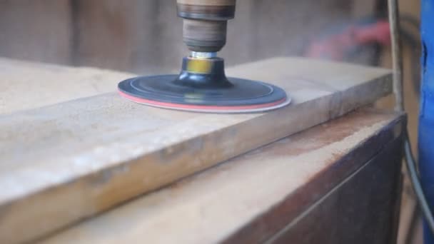 Cierre de procesamiento de madera. Carpintero irreconocible trabajando en su taller usando herramientas. Vista en cámara lenta Detalle — Vídeo de stock