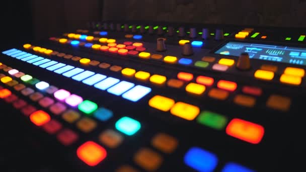 Вид ярко светящихся кнопок и зеленого цвета эквалайзера на профессиональное звуковое оборудование. Рабочий процесс в студии звукозаписи. Музыкант на ночной вечеринке. Медленное движение — стоковое видео