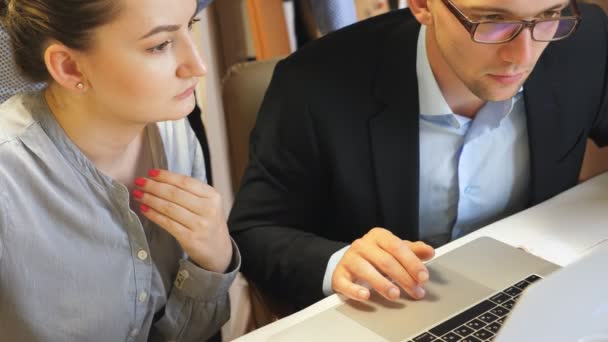 Gruppo di giovani colleghi che confrontano il grafico dei risultati delle vendite su carta con il grafico sullo schermo del computer in ufficio. Collaboratori professionisti che analizzano i rapporti finanziari durante le riunioni di lavoro al chiuso. Da vicino. — Video Stock