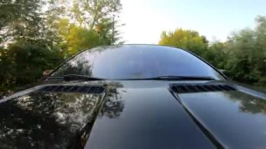 Genç bir çift arabayla kırsaldan geçiyor. Mutlu erkek ve kadın yaz akşamları kırsal alanda gezmekten zevk alıyorlar. Yolculuk ya da hafta sonu kavramı. Ön görünümü kapat