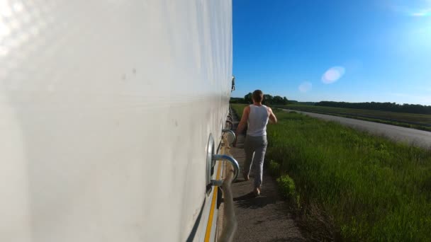 Männlicher Fahrer nähert sich Lastkraftwagen auf dem Land. Mann öffnet Tür in Kabine und setzt sich auf Beifahrersitz in geparkten Lkw Trucker ist bereit zur Weiterfahrt. Logistikkonzept. Rückansicht — Stockvideo