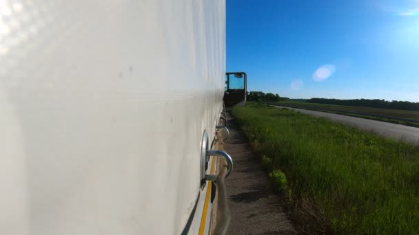 Trucker öffnet die Tür der Kabine und steigt vom Beifahrersitz eines geparkten Lastwagens aus. Männlicher Fahrer nähert sich LKW auf dem Land. Logistik- und Transportkonzept. Zeitlupe — Stockvideo