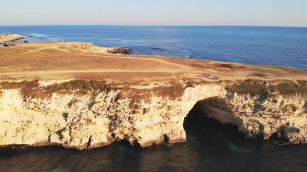 Вид з повітря на прекрасний морський пейзаж на тропічному курорті. Дрон летить над великою скелею зі спокійним морем навколо. Мальовничий пейзаж на фоні — стокове відео