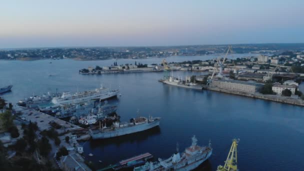 Vue aérienne de la baie de la mer en soirée. Drone volant au-dessus d'un port industriel ou cargo. Calme scène pittoresque au crépuscule. Paysage pittoresque. Vue panoramique — Video