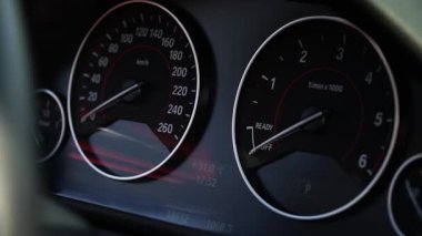 Araç göstergelerinin yakın görüntüsü, vurgulama hızı ve RPM değişiklikleri, aydınlatma göstergeleri araçların operasyonel durumu ve performans dinamiklerini yansıtıyor