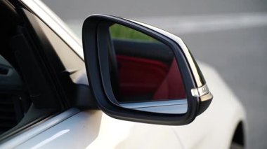 Araba kenarı aynası değişen çevreyi yansıtır, açı ve perspektifte kusursuz bir geçiş gösterir, otomotiv deneyiminin dinamik doğasını geliştirir.