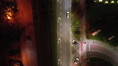 Gece şehir trafiğinin hava görüntüsü, kavşaklarda ve yollarda gezinen araçlar, dinamik kamera hareketi hareketin akışını ve şehrin ambiyansını yakalıyor.