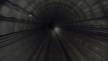 Metro treni karanlık tünelde hızla ilerliyor. Hızlı yeraltı treni tünelde ilerliyor. Şehir metrosu yerin altında. Demiryolu kulübesinden bakış açısı. İnsan taşımacılığı kavramı. Zaman aşımı.