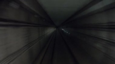Şehir metrosu ulaşım insanları için bir tren istasyonuna geliyor. Yeraltı treni karanlık tünelde ilerliyor. Metro treni karanlık tünelden hareket ediyor. Demiryolu kulübesinden bakış açısı. Hiperlapse.