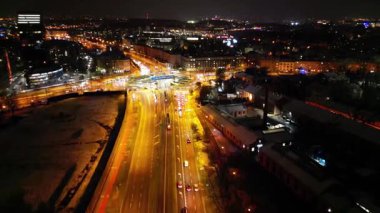 Gece dinamik trafik akışıyla canlı şehir kavşağının havadan görüntüsü. Şehir akşam manzarası. Modern şehrin yaşam tarzı ve ritmi. Arabalar ve toplu taşıma için uygun bir kavşak