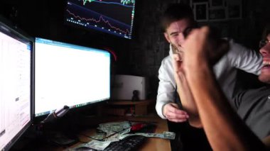 İki tüccar, dijital finans ve yatırım stratejilerinin dinamik ortamını eylem halinde sergileyerek, birden fazla ekranda kripto para birimi eğilimlerini yoğun bir şekilde analiz ediyor..